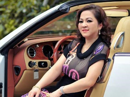 Bà Nguyễn Phương Hằng, vợ đại gia Huỳnh Uy Dũng (Dũng “lò vôi”) cũng từng đâm đơn kiện chồng cũ là ông Trần Văn Thìn chiếm đoạt 360 ha rừng cao su trị giá 170 tỷ của bà.