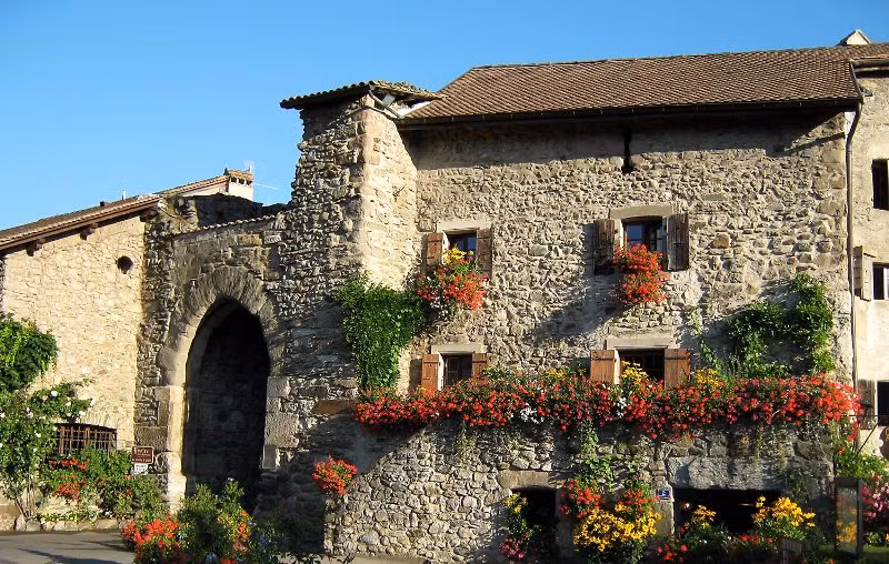 Hầu hết các ngôi nhà, quán xá,… trong ngôi làng Yvoire đều phủ đầy sắc hoa và dây leo xanh mát.