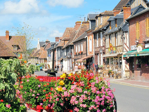 Hầu hết những ngôi nhà ngập hoa nơi đây được xây dựng từ thế kỷ 17, một số ít ngôi nhà được xây từ thế kỷ 15.