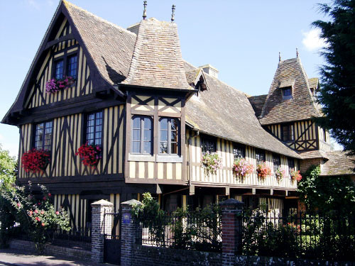 Beuvron-en-Auge là một trong những ngôi làng xinh đẹp nhất vùng Normandy và từng đạt danh hiệu “ngôi làng hoa”.