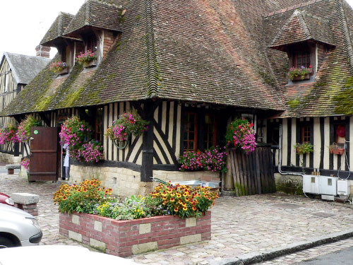 Beuvron-en-Auge tuy có diện tích khiêm tốn nhưng hoa xuất hiện ở khắp mọi nơi, từ các dòng kênh cho đến ban công nhà ở. Nhờ vẻ đẹp của hoa mà ngôi làng càng quyến rũ hơn bên cạnh nét hoài cổ vốn có.