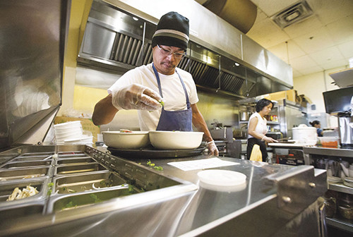 Pho King Crab là một trong những quán ăn Việt ở nước ngoài đắt khách. Quán ra đời vào tháng 10/2013, ở thành phố Union Gap, quận Yakima, bang Washington (Mỹ). Theo Brandy Nguyen - cô chủ cửa hàng chia sẻ, quán có 15 bàn, phục vụ được 56 thực khách nhưng có những ngày, mọi người phải xếp hàng ngoài cửa vì hết chỗ.