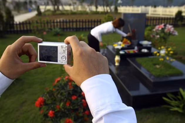 Cúng giỗ online hay trực tiếp cúng giỗ đều thể hiện lòng thành kính của mình với người đã khuất. Bởi họ đang cố gắng làm những điều để an ủi tinh thần cho chính họ chứ không phải vì người khác.