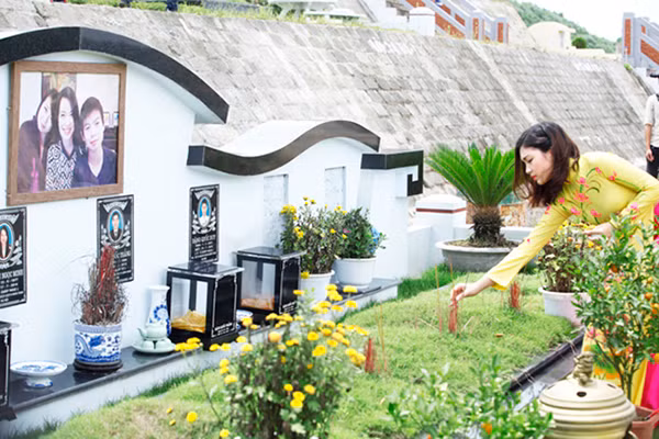 Đặc biệt, với những phần mộ của gia đình Việt kiều, đơn vị này còn quy ra tiền USD để khách hàng dễ chi trả. Mức giá cho mỗi món đồ cúng từ 0,2 USD đến xấp xỉ 10 USD. Một mâm cỗ gồm có tiền vàng, hoa quả, rượu, thuốc, trầu cau, gà, xôi, bánh chưng, bánh trôi… dao động 20-70 USD đến xấp xỉ 100 USD, tùy yêu cầu của khách.