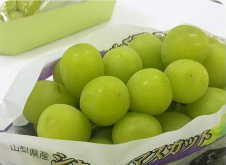 Nho xanh của Nhật có hai loại là nho xanh Yamanashi và nho xanh Nagano. Giá của mỗi loại chênh nhau khoảng 100.000 đồng/kg. Dù giá bán cao ngất ngưởng như vậy nhưng nhà giàu Việt vẫn tranh mua, thậm chí, khách còn phải đặt trước ít nhất 3-5 ngày.