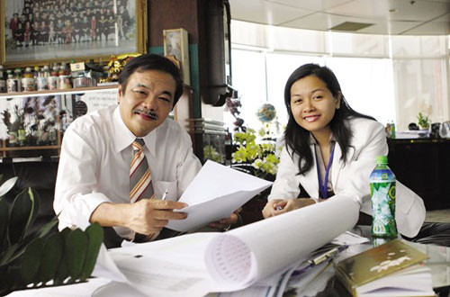 Bà Trần Uyên Phương sinh năm 1981, con gái của Chủ tịch Tập đoàn Tân Hiệp Phát Trần Quý Thanh, hiện nắm giữ cương vị Phó Tổng giám đốc tập đoàn Tân Hiệp Phát.