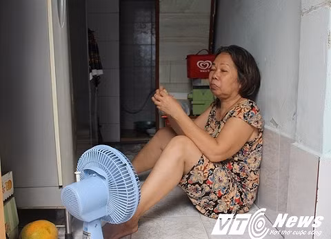 Căn nhà nhỏ của bà Thanh vừa ngồi đã chật hết phòng.