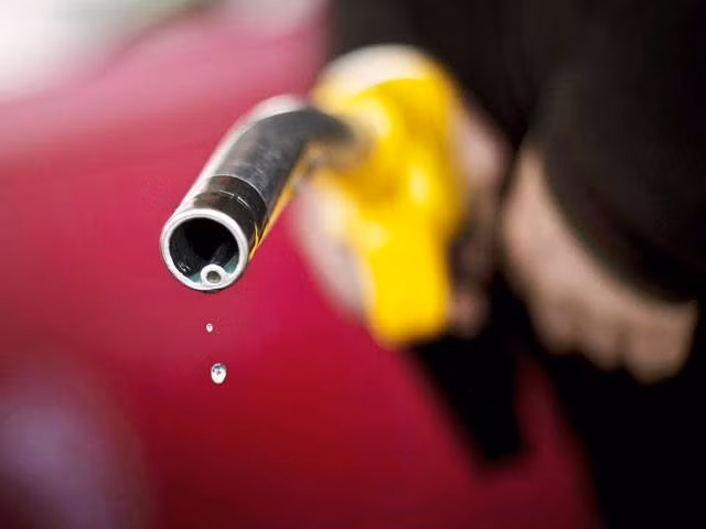 2. Mua xăng theo dung tích: Thông thường chúng ta hay mua xăng theo tiền, và số tiền chẵn như 20.000, 30.000, 50.000 đồng… Tuy vậy, cách mua này sẽ tạo điều kiện thuận lợi cho các hành vi gian lận mà đôi khi khách hàng không để ý.