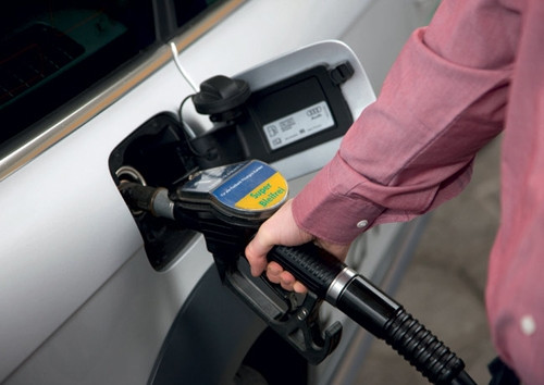 3. Nên mua xăng ở các cây xăng có nhiều lái xe taxi hay xe tải ghé vào: Những lái xe taxi hay xe tải là những người thường xuyên đi lại và có nhiều kinh nghiệm trong vấn đề xăng dầu. Họ là những người đi đầu trong việc tìm kiếm các cây xăng tốt, bởi nếu bị gian lận thì số tiền thiệt hại có thể lên đến hàng trăm nghìn mỗi lần mua.