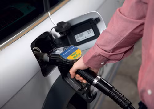 3. Nên mua xăng ở các cây xăng có nhiều lái xe taxi hay xe tải ghé vào: Những lái xe taxi hay xe tải là những người thường xuyên đi lại và có nhiều kinh nghiệm trong vấn đề xăng dầu. Họ là những người đi đầu trong việc tìm kiếm các cây xăng tốt, bởi nếu bị gian lận thì số tiền thiệt hại có thể lên đến hàng trăm nghìn mỗi lần mua.