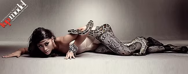 Khiếu Thị Huyền Trang - Quán quân Vietnam's Next Top Model 2010 tạo dáng bên trăn khổng lồ tại vòng thi chụp hình. Được biết, đây là loại trăn gấm, không có nọc độc, không được xem là loại động vật gây nguy hiểm cho con người.