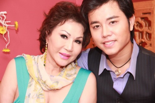 Yvonne Thúy Hoàng, bồ già đại gia của Vũ Hoàng Việt, nổi tiếng là một triệu phú ngành công nghiệp thời trang và là thành viên CLB Top 500 triệu phú Mỹ.