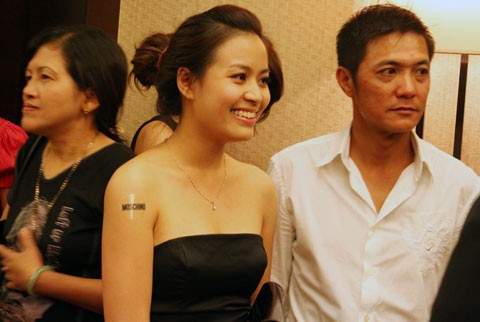 Chênh lệch nhiều về tuổi tác nhưng bạn trai cô lại khá trẻ trung với phong cách ăn mặc rất hợp với cô. Nhiều năm nay anh đã luôn sát cánh, chia sẻ với nữ ca sĩ mọi khó khăn trong công việc cũng như cuộc sống.