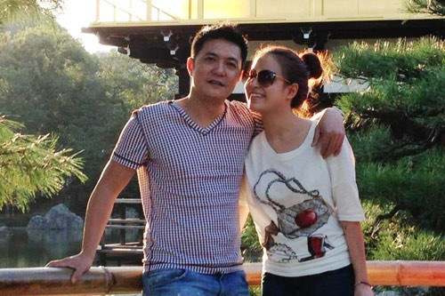 Bạn trai Hoàng Thùy Linh tên Quân, là một đại gia kinh doanh bất động sản tại Hà Nội. Đó là một người đàn ông chững chạc, thuộc thế hệ 6X.