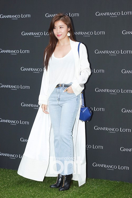 Ha Ji Won mới đón tuổi 38 nhưng ít ai nghĩ rằng cô sắp bước vào tuổi tứ tuần vì diện mạo trẻ trung. Nữ diễn viên có chế độ tập luyện và ăn uống nghiêm ngặt để giữ gìn nhan sắc.