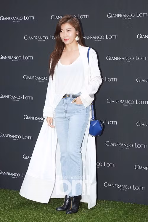 Ha Ji Won mới đón tuổi 38 nhưng ít ai nghĩ rằng cô sắp bước vào tuổi tứ tuần vì diện mạo trẻ trung. Nữ diễn viên có chế độ tập luyện và ăn uống nghiêm ngặt để giữ gìn nhan sắc.