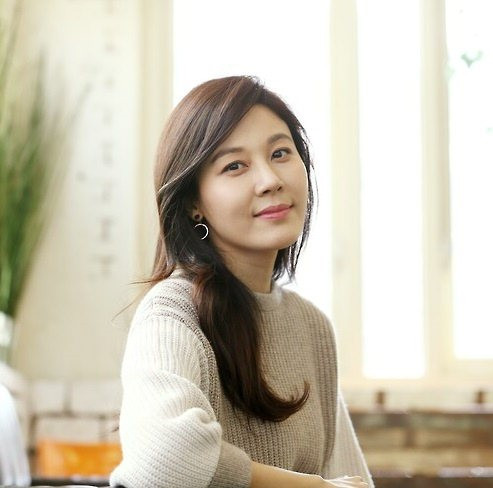 Trong số những mỹ nhân sắp tứ tuần có Kim Ha Neul – gương mặt khá quen thuộc với khán giả Việt. Ở tuổi 38, Kim Ha Neul mới nên duyên trăm năm với bạn trai kém 1 tuổi hồi đầu năm nay.