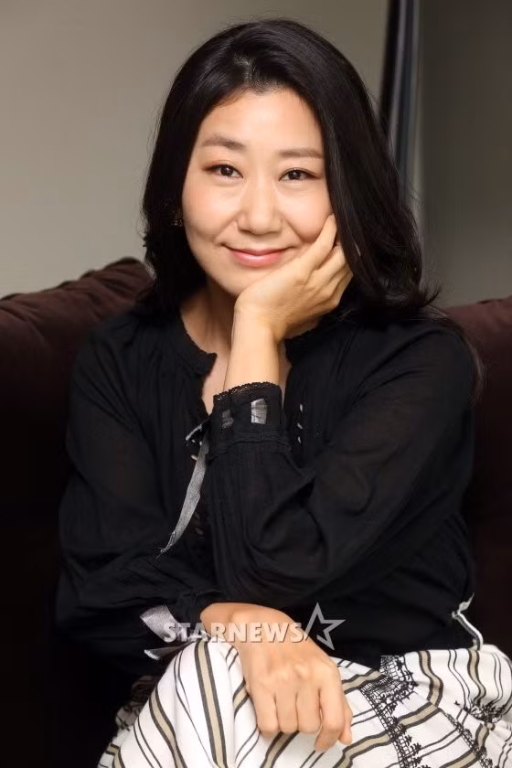 Nữ diễn viên Ra Mi Ran là trường hợp đặc biệt so với những mỹ nhân trên. Cô không có nhan sắc rạng ngời khiến người đối diện phải chú ý mà bằng diễn xuất. Hình ảnh bà mẹ “bá đạo” trong bộ phim Reply 1988 giúp Ra Mi Ran gây ấn tượng mạnh cho khán giả trẻ.