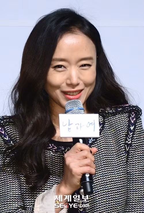 “Ảnh hậu Cannes” Jeon Do Yeon đang có bộ phim mới lên sóng The Good Wife. Đóng cặp với nam diễn viên Yoo Ji Tae kém 3 tuổi, minh tinh 43 tuổi vẫn trẻ trung.