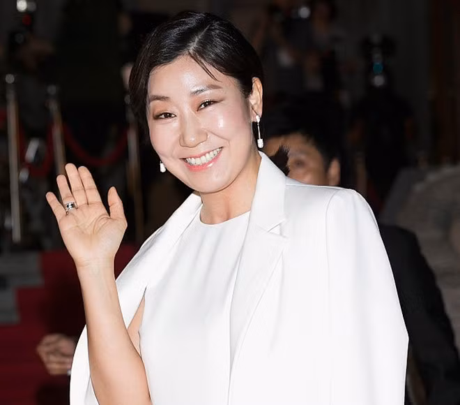 Cô được coi là hình tượng người mẹ kiên cường nhưng vẫn tâm lý trong lòng giới trẻ. Nữ diễn viên 41 tuổi còn khiến người hâm mộ ghen tỵ khi nhiều lần thân thiết bên đàn em Xiumin của nhóm EXO.