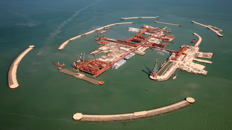 3. Giàn khoan Kashagan, chi phí 116 tỷ USD: Tọa lạc trên biển Caspian, Kashagan chính là giàn khoan dầu lớn nhất thế giới với công suất tối đa lên đến 90.000 thùng dầu thô mỗi ngày. Công trình này đã tiêu tốn 116 tỷ USD đầu tư và cần công sức lao động của hàng chục ngàn công nhân để hoàn thành trong gần 40 năm.