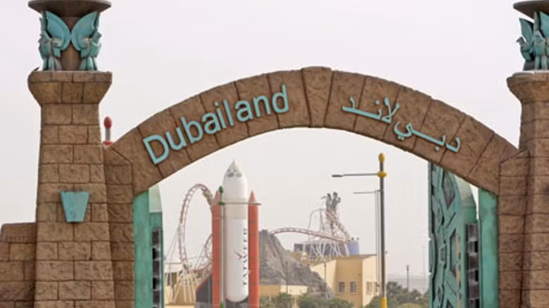 5. Dubailand, chi phí 76 tỷ USD: Dự án Dubailand khởi công vào năm 2003, bao gồm 25 dự án nhỏ khác như công viên Disney, rạp chiếu phim IMAX, công viên Six Flags và trung tâm thương mại. Khi hoàn thành, đây được coi là khu giải trí lớn nhất thế giới giữa sa mạc. Tuy nhiên, công trình này đã đình trệ do tác động của cuộc khủng hoảng tài chính năm 2008 và đến nay vẫn chưa được tiếp tục.