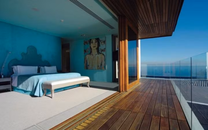 Villa One, Ellerman House, tại Cape Town (Nam Phi): Nằm trên một sườn đồi nhìn ra Đại Tây Dương, Villa One của khu nghỉ dưỡng Ellerman House cung cấp tầm nhìn ngoạn mục. Khách đến đây có sử dụng một bể cá nhân, thư viện và nhà bếp đầy đủ với đầu bếp riêng, và có quyền truy cập vào bộ sưu tập nghệ thuật và hầm rượu vang của khách sạn.
