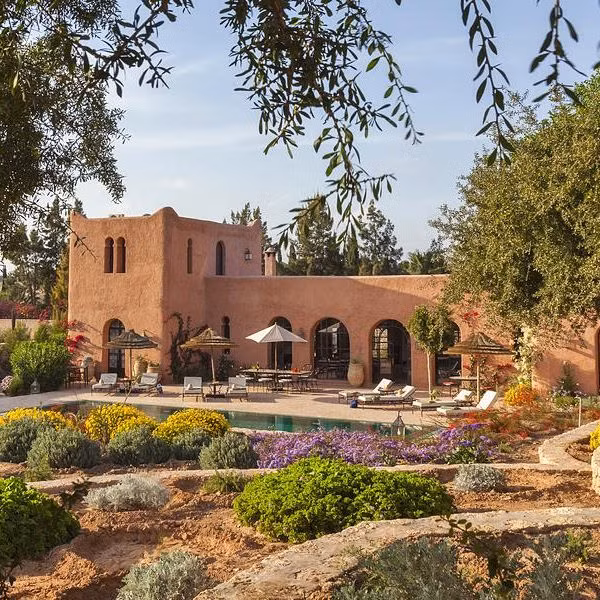 Villa Basmah, Le Jardin des Douars, tại Morroco: Villa Basmah là công trình mang màu đất nung với khu vực tiếp khách rộng lớn. Những dịch vụ mà du khách được tận hưởng gồm tắm trong hồ bơi và thưởng thức đồ ăn nhẹ truyền thống được thực hiện bởi đầu bếp của biệt thự.