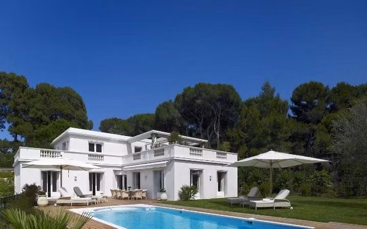 Villa Eleana, Hotel du Cap-Eden-Roc, ở Pháp: Biệt thự khách sạn Villa Eleana từng là điểm dừng chân của những ngôi sao nổi tiếng như vợ chồng Jolie-Pitts, Jennifer Lopez và Tom Cruise. Tiện nghi nơi đây gồm hồ bơi riêng ngoài trời và nhà chòi, cùng với hoạt động như học làm bánh với đầu bếp của khách sạn.