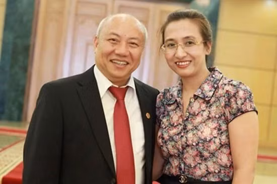 Người chồng tài giỏi của BTV Vân Anh là PGS. TS Nguyễn Văn Thạch, sinh năm 1954, hơn Vân Anh tới 21 tuổi. Ông từng đảm nhận chức vụ Phó giám đốc Bệnh viện Việt Đức và được Bộ trưởng Bộ Y Tế trao bằng khen tháng 11/2015.