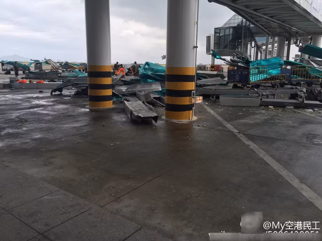 Cơ sở vật chất của sân bay Hạ Môn bị hư hại sau khi siêu bão càn quét.