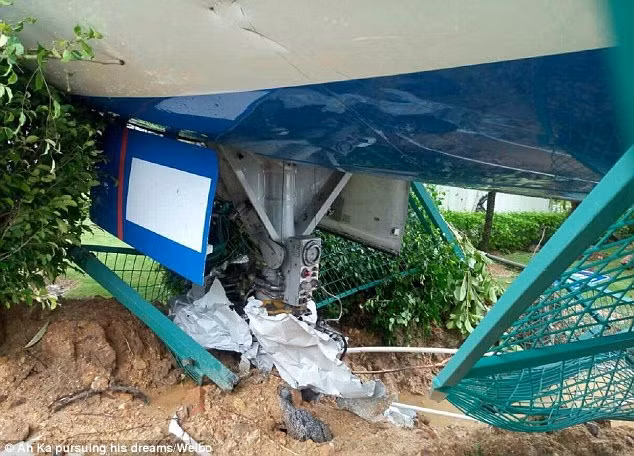 Chiếc máy bay bị thổi bay vào bờ rào gây hỏng hóc nặng nề.