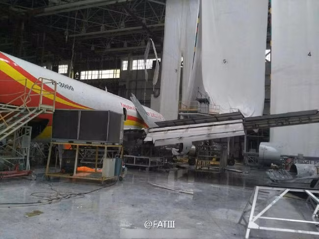 Xưởng sửa chữa máy bay cũng bị ảnh hưởng nghiêm trọng.