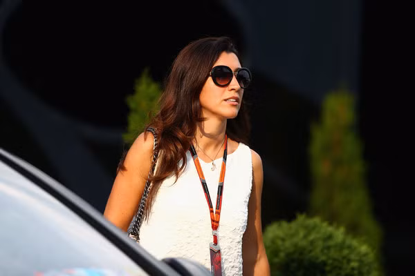 Dù theo phong cách đơn giản song vợ tỷ phú F1 vẫn trông khá thời thượng.