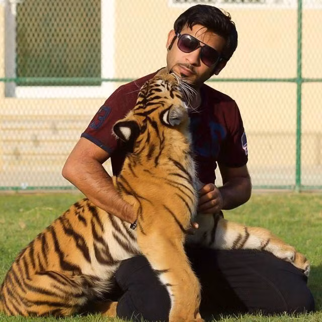 Anh cũng có rất nhiều bức ảnh ghi lại khoảnh khắc chơi đùa cùng những chú thú cưng to xác.