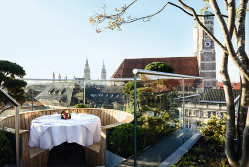 Bayerischer Hof là một trong khánh sạn lâu đời nhất tại thành phố Munich, Đức. Từ trên sân thượng của khách sạn, bạn có thể ngắm nhà thờ St Peter’s và dãy núi Bavarian Alps hoặc thư giãn tại spa và nhà hàng.