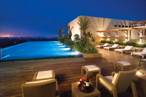 Swissôtel Kolkata là khách sạn 5 sao sang trọng tại quận Rajarhat ở thành phố Kolkata (Ấn Độ). Du khách có thể ngắm toàn cảnh thành phố trong khi thư giãn trong bể bơi hay quán bar trên tầng thượng của khách sạn.