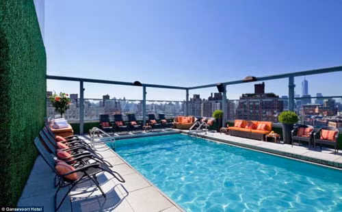 Địa điểm lý tưởng để ngắm cảnh thành phố New York ở Mỹ là tầng thượng của khách sạn Gansevoort Meatpacking. Nơi đây cũng có một bể bơi để du khách thư giãn.