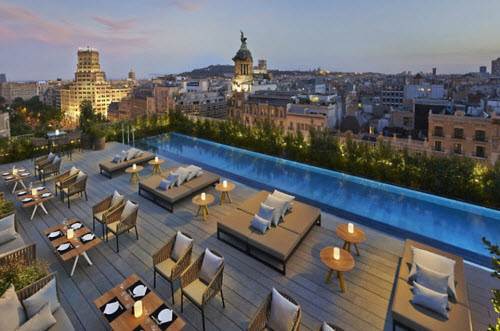 Khách sạn Mandarin Oriental có bể bơi và quán bar trên sân thượng với hướng nhìn toàn cảnh thành phố Barcelona, Tây Ban Nha.