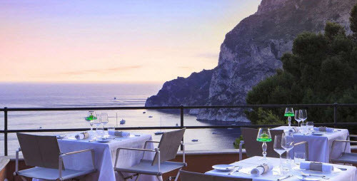 Tại khách sạn Punta Tragara trên đảo Capri (Italia), du khách có cơ hội ăn tối tại nhà hàng trên tầng thượng và ngắm phong cảnh biển cùng núi non hùng vĩ.