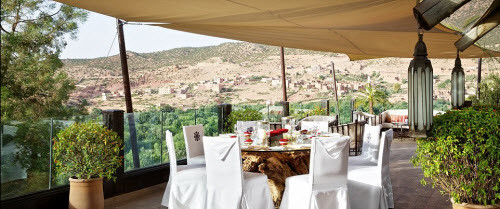 Khách sạn 28 phòng Kasbah Tamadot ở Ma Rốc gây ấn tượng với nhà hàng không gian mở trên tầng thượng. Từ đây, du khách có thể vừa thưởng thức các món ăn đặc trưng của địa phương, vừa chiêm ngưỡng dãy núi Asni.