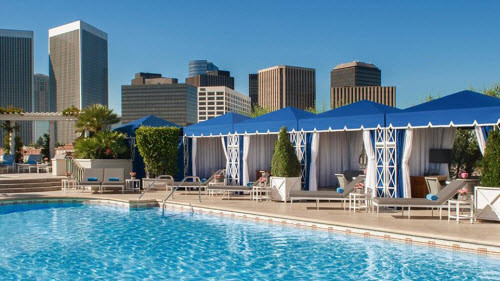 Tại tầng mái khách sạn Peninsula Beverly Hills ở bang Peninsula,Mỹ, du khách có thể thư giãn trong bể bơi ngoài trời và nhà hàng phục vụ các món ăn đặc sản của địa phương. Từ đây, bạn cũng có thể chiêm ngưỡng các tòa nhà cao tầng tại thành phố Los Angeles.