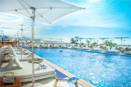 CLB bãi biển và nhà hàng trên tầng thượng của khách sạn Fairmont Monte Carlo có hướng nhìn tuyệt đẹp ra thành phố Monaco và biển Địa Trung Hải.