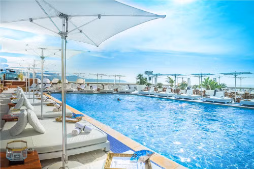 CLB bãi biển và nhà hàng trên tầng thượng của khách sạn Fairmont Monte Carlo có hướng nhìn tuyệt đẹp ra thành phố Monaco và biển Địa Trung Hải.