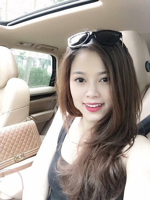 Nguyễn Bích Hằng sở hữu khoảng 40 chiếc túi, 100 đôi giày từ các nhà mốt lớn, cùng một số đồng hồ giá hàng tỷ đồng.