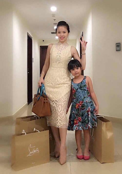 Bà mẹ đơn thân Nguyễn Bích Hằng được nhiều tín đồ thời trang ngưỡng mộ khi sở hữu tủ đồ hiệu hoành tráng với toàn sản phẩm xa xỉ, trị giá lên tới vài tỷ đồng.
