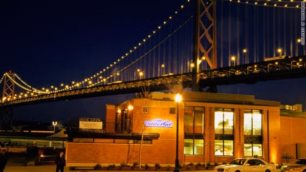 Waterbar, Mỹ: Waterbar là một nhà hàng hải sản ở San Francisco. Nằm dưới cầu Bay, Waterbar mang đến cho bạn một điểm nhìn toàn cảnh về vùng Vịnh San Francisco và đường chân trời của thành phố.