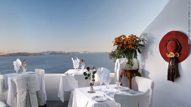 Nhà hàng Ambrosia, Hy Lạp: Nhà hàng Ambrosia ở Oia, Santorini (Hy Lạp) mang đến cho các cặp đôi không gian lãng mạn và yên bình trong ngày lễ tình nhân. Địa danh Santorini được biết đến là một trong những nơi tuyệt vời nhất để ngắm mặt trời lặn và nhà hàng Ambrosia là vị trí đắc địa để thực hiện điều đó.