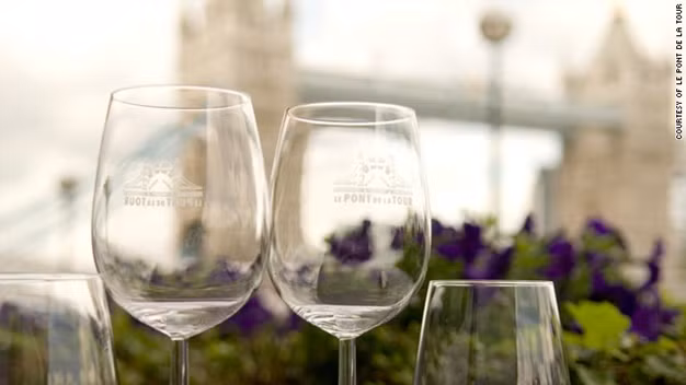 Le Pont de la Tour, Anh: Nhà hàng này trên dòng sông Thames thơ mộng. Mang phong cách sang trọng, phục vụ cho thực khách những thực phẩm tuyệt vời và thoáng đãng với cảnh quan nhìn thẳng ra cây cầu Tháp lịch sử, Le Pont de la Tour là địa điểm lý tưởng cho ngày lễ đặc biệt của các cặp tình nhân.