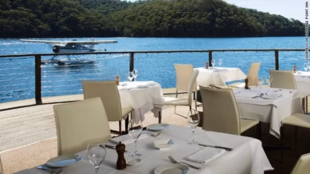 Nhà hàng Cottage Point Inn, Australia: Cottage Point Inn được xem như một “kho báu ẩm thực” của Sydney. Đến đây, bạn sẽ được thưởng thức những món ăn hiện đại của Australia ngay trên boong tàu với cảnh quan bao quanh là mặt nước trong xanh.